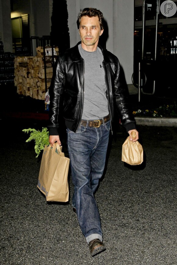 Olivier Martinez caminha pela West Hollywood, em 23 de novembro de 2012, no dia seguinte da briga com Gabriel Aubry