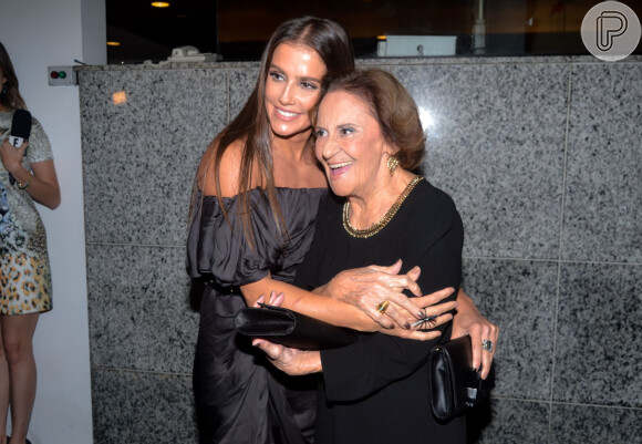 Deborah Secco cumprimenta a atriz Laura Cardoso durante evento de cinema. Laura também foi premiada com o troféu Grande Prêmio de Crítica