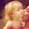 Mãezona, a estrela beija Guy no dia do aniversario de 2 anos do pequeno