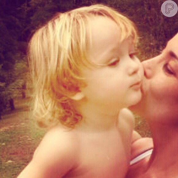 Mãezona, a estrela beija Guy no dia do aniversario de 2 anos do pequeno