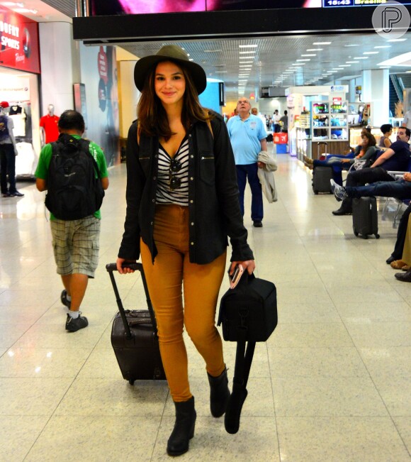 Bruna Marquezine desembarca no Rio após gravar 'I Love Paraisópolis' em Nova York, nesta quarta-feira, 18 de março de 2015
