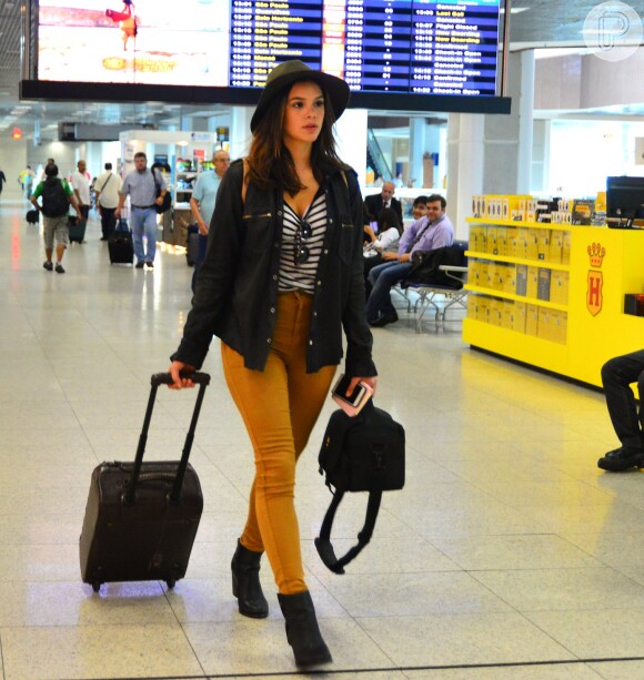 Bruna Marquezine esbanjou estilo com calça justa de cintura alta, botas de cano curto e chapéu