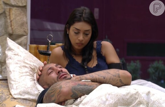 Fernando chora após dormir abraçado com Amanda. Carioca se envolveu com empresária depois da saída de Aline, com quem ficou no 'BBB15'