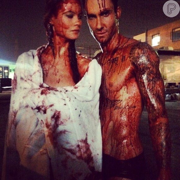 Adam Levine gravou videoclipe com sua mulher, onde eles aparecem em cenas quentes e íntimas