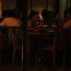 Thaila Ayala janta com moreno em restaurante no Rio de Janeiro