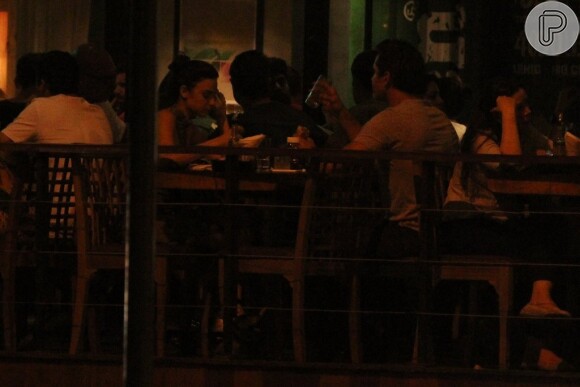 Thaila Ayala janta com moreno em restaurante no Rio de Janeiro