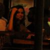 Thaila Ayala janta com moreno em restaurante e acena para fotógrafo ao perceber que estava sendo clicada. Atriz jantou no Rayz, em Ipanema, no Rio de Janeiro, nesta quarta-feira, 18 de março de 2015