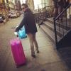Lindsay Lohan publica foto de um amigo carregando sua mala
