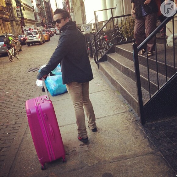 Lindsay Lohan publica foto de um amigo carregando sua mala