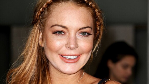 Lindsay Lohan chora histericamente ao ir para a reabilitação por 90 dias