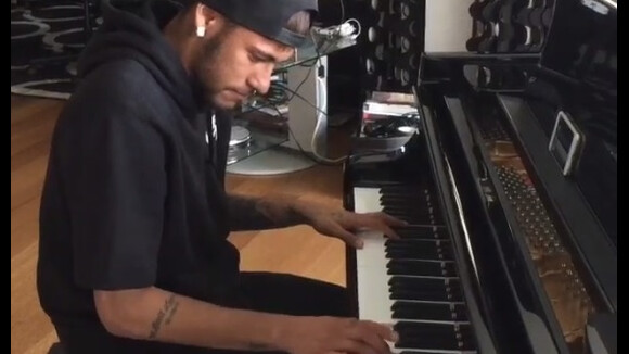 Neymar publica vídeo tocando piano e ganha elogios de fãs: 'Ele sabe fazer tudo'