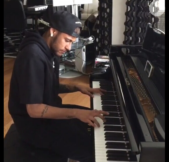 Neymar toca piano em rede social e compartilha vídeo embalando 'All of me': 'Tentando'