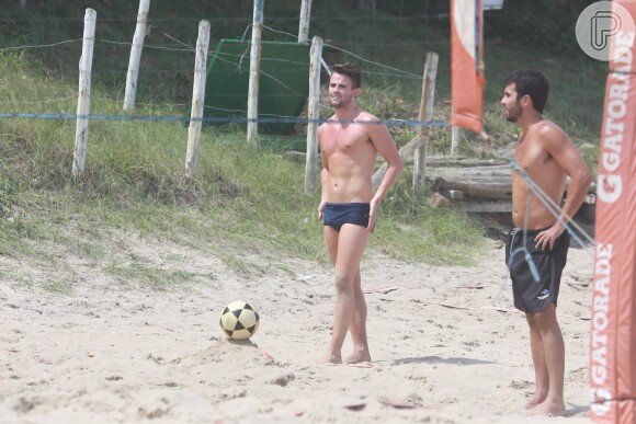 Rafael e Talita, do 'Big Brother Brasil 15', curtiram momentos de folga na praia da Barra da Tijuca, na Zona Oeste do Rio, na tarde desta quinta-feira, 19 de março de 2015. Mas enquanto o ex-brother jogou futevôlei com amigos e deu um mergulho, a aeromoça preferiu ficar só na areia, bebendo água de coco