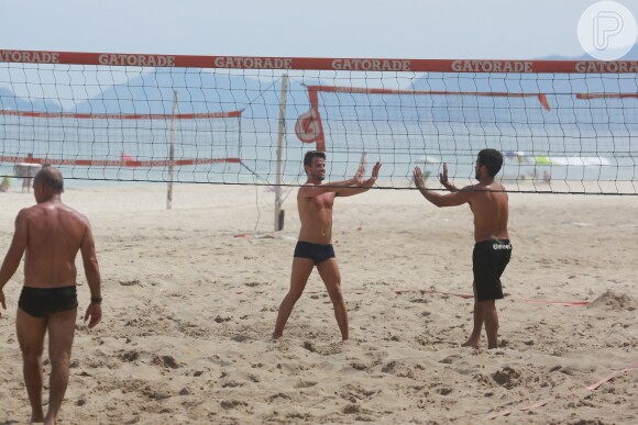 Rafael e Talita, do 'Big Brother Brasil 15', curtiram momentos de folga na praia da Barra da Tijuca, na Zona Oeste do Rio, na tarde desta quinta-feira, 19 de março de 2015. Mas enquanto o ex-brother jogou futevôlei com amigos e deu um mergulho, a aeromoça preferiu ficar só na areia, bebendo água de coco