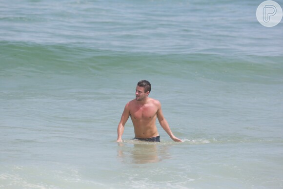 Rafael e Talita, do 'Big Brother Brasil 15', curtiram momentos de folga na praia da Barra da Tijuca, na Zona Oeste do Rio, na tarde desta quinta-feira, 19 de março de 2015. Mas enquanto o ex-brother jogou futevôlei com amigos e deu um mergulho, a aeromoça preferiu ficar só na areia, bebendo água de coco