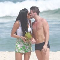 Rafael e Talita, do 'BBB15', trocam beijos em praia do Rio de Janeiro