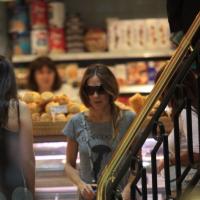 Em São Paulo, Sarah Jessica Parker toma café em padaria e vai às compras