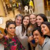 Simpática, Fernanda Paes Leme tira selfie com fãs durante evento de moda em São Paulo