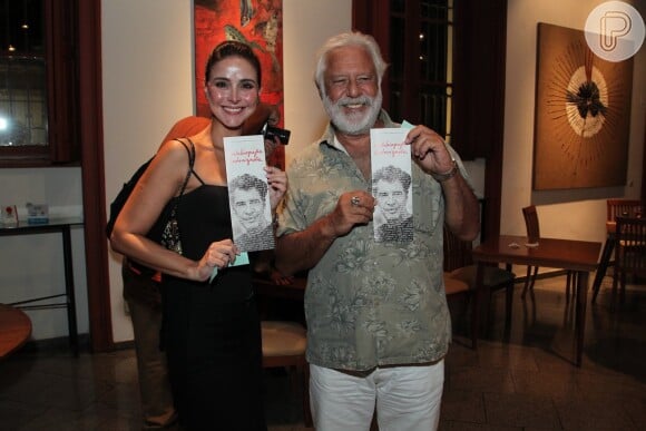 Antonio Fagundes foi com a namorada, Alexandra Martins, à pré-estreia de peça