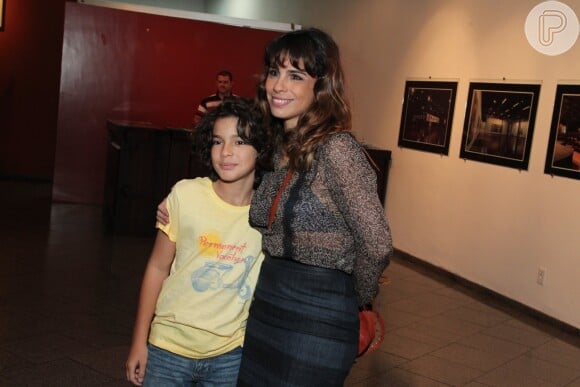 Maria Ribeiro levou o filho Antonio à pré-estreia da peça 'Autobiografia Autorizada'