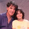 Paulo Betti posou ao lado do filho Antonio, de 12 anos, na pré-estreia de sua peça 'Autobiografia Autorizada'