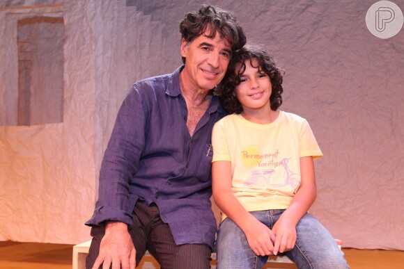 Paulo Betti posou ao lado do filho Antonio, de 12 anos, na pré-estreia de sua peça 'Autobiografia Autorizada'