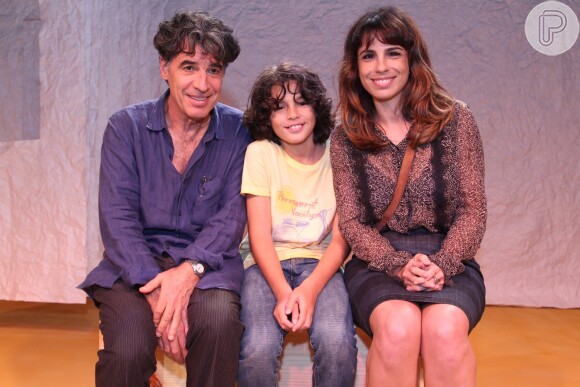 Maria Ribeiro e Paulo Betti posam ao lado do filho do casal, Antonio, de 12 anos, na pré-estreia da peça 'Autobiografia Autorizada', no Centro do Rio, nesta quinta-feira, 19 de março de 2015