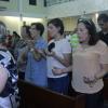 Deborah Secco foi à missa onde seu novo namorado, Allyson Castro, cantou nesta quinta-feira, 2 de maio de 2013