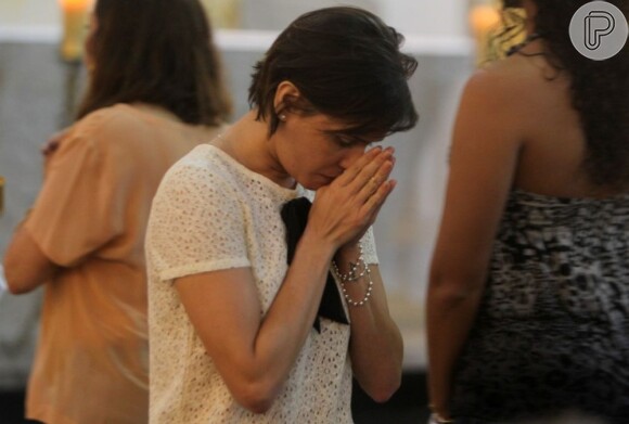 Deborah Secco marcou presença na missa da Paróquia São Marcos, na Barra da Tijuca, Zona Oeste do Rio, nesta quinta-feira, 2 de maio de 2013
