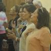 Deborah Secco foi à missa onde seu novo namorado, Allyson Castro, cantou nesta quinta-feira, 2 de maio de 2013