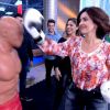 Fátima Bernardes dá cruzado, golpe de luta marcial, no programa 'Encontro' e diz: 'Quero melhorar meu braço'