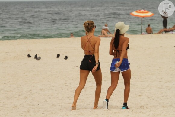 De maiô e shortinho, Grazi Massafera e Anna Lima exibiram a boa forma nas areias da Barra da Tijuca, no Rio de Janeiro
