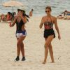 Grazi Massafera e Anna Lima caminharam juntas na praia da Barra da Tijuca, no Rio de Janeiro, nesta segunda-feira, 23 de março de 2015