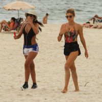 Grazi Massafera e Anna Lima exibem boa forma em caminhada na praia