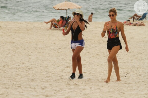 Grazi Massafera e Anna Lima caminharam juntas na praia da Barra da Tijuca, no Rio de Janeiro, nesta segunda-feira, 23 de março de 2015