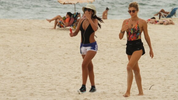Grazi Massafera e Anna Lima exibem boa forma em caminhada na praia