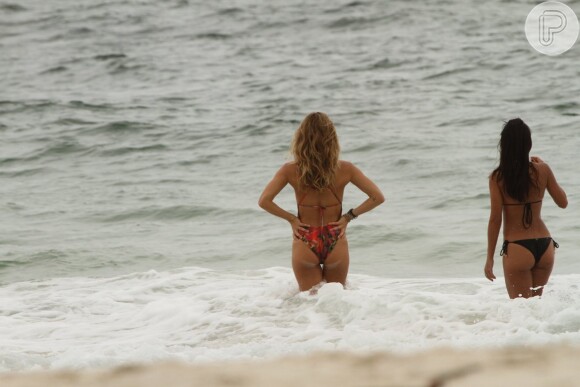 Depois da caminhada na areia, Grazi Massafera e Anna Lima aproveitaram para se refrescar com um mergulho no mar