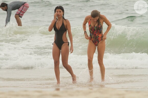 Grazi Massafera e Anna Lima encerram a tarde de exercícios com um mergulho no mar