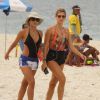 Grazi Massafera e Anna Lima exibem boa forma em praia carioca