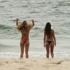 Grazi Massafera e Anna Lima exibem boa forma em praia carioca