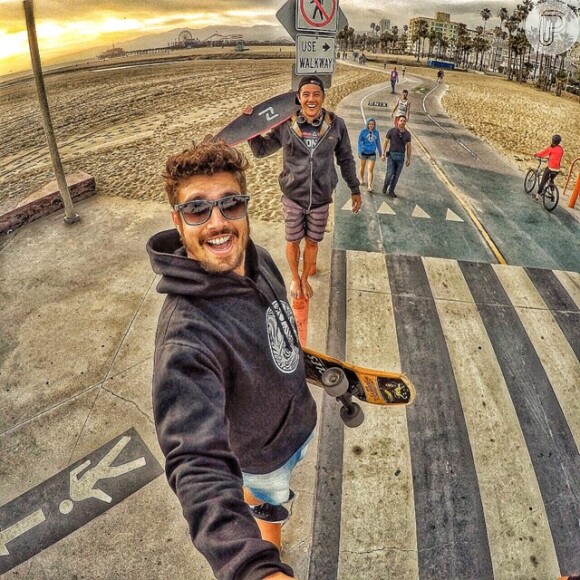 Caio Castro posta foto andando de skate, na Califórnia, nos Estados Unidos