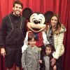 Kaká e Carol Celico estão morando em Orlando, nos Estados Unidos, e aproveitaram para tirar uma foto com a família ao lado do Mickey, na Disney