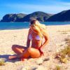 Dixie Pratt, namorada de Romário, curtiu praia na manhã desta terça-feira, 24 de março de 2015, e recebeu elogios pela boa forma: 'Perfeita'