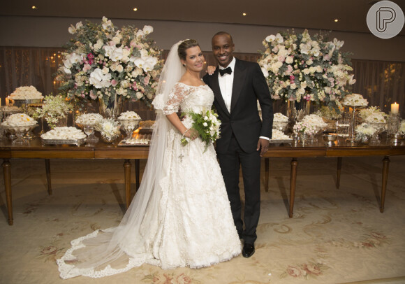 Confira fotos oficiais do casamento de Thiaguinho e Fernanda Souza