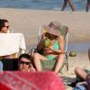 A atriz bebeu uma água de coco no período em que esteve na praia