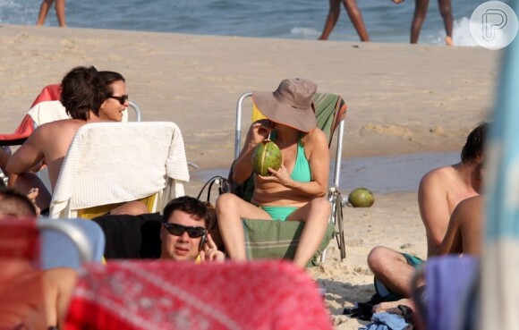 A atriz bebeu uma água de coco no período em que esteve na praia