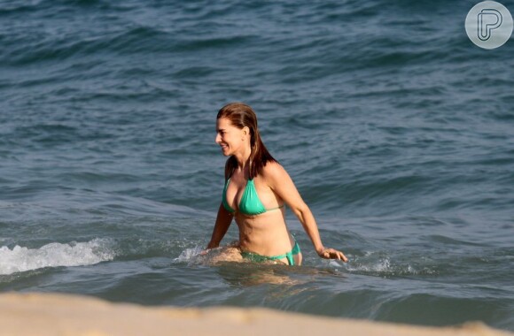 Maitê Proença exibe boa forma na praia de Ipanema neste domingo, 5 de maio de 2013