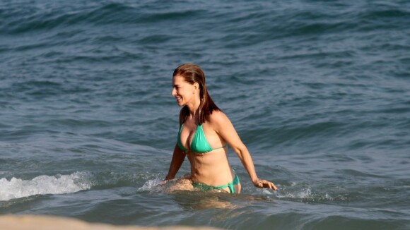 Maitê Proença mostra boa forma de biquíni na praia de Ipanema