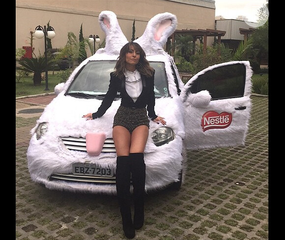 No Instagram, Sabrina Sato também mostrou que está preparada para a Páscoa, com um carro todo estilizado