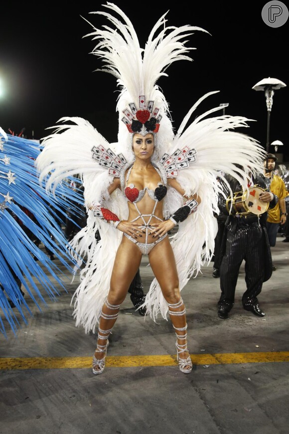 No Carnaval do Brasil, Sabrina Sato desfila sua beleza e boa forma na Gaviões da Fiel, em São Paulo, e Unidos de Vila Isabel, no Rio